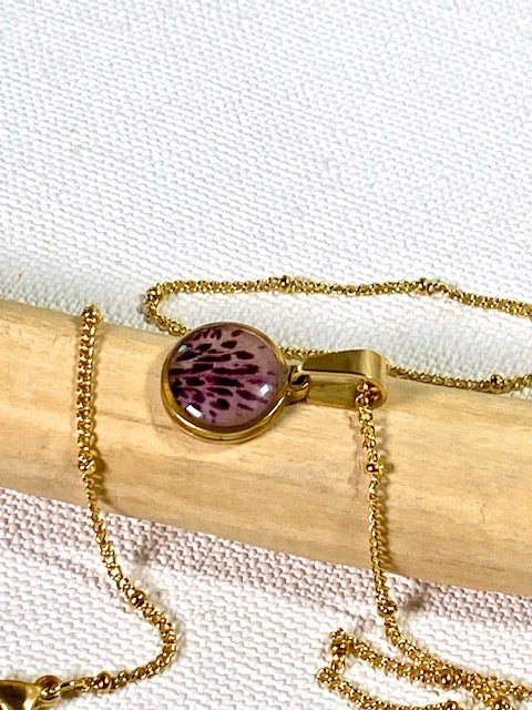 gold plated botanisch hangertje met azalea bloem