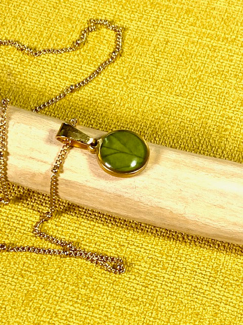 gold plated hanger met groen blad
