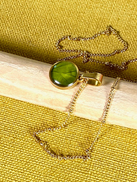 gold plated hanger met bladnerven