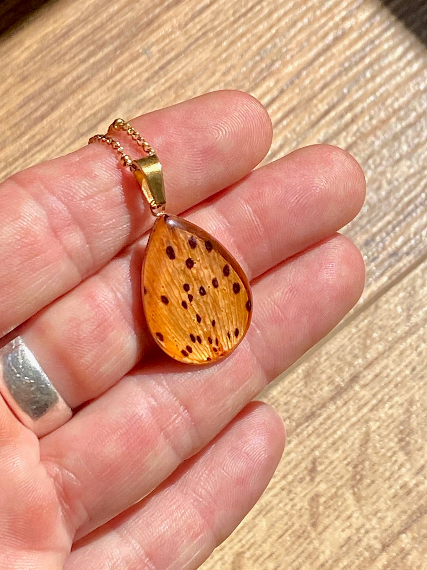 Ketting met gedroogde leliebloem
