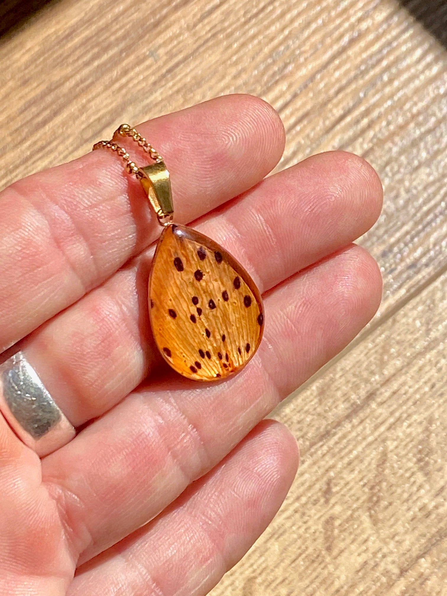 Ketting met gedroogde leliebloem