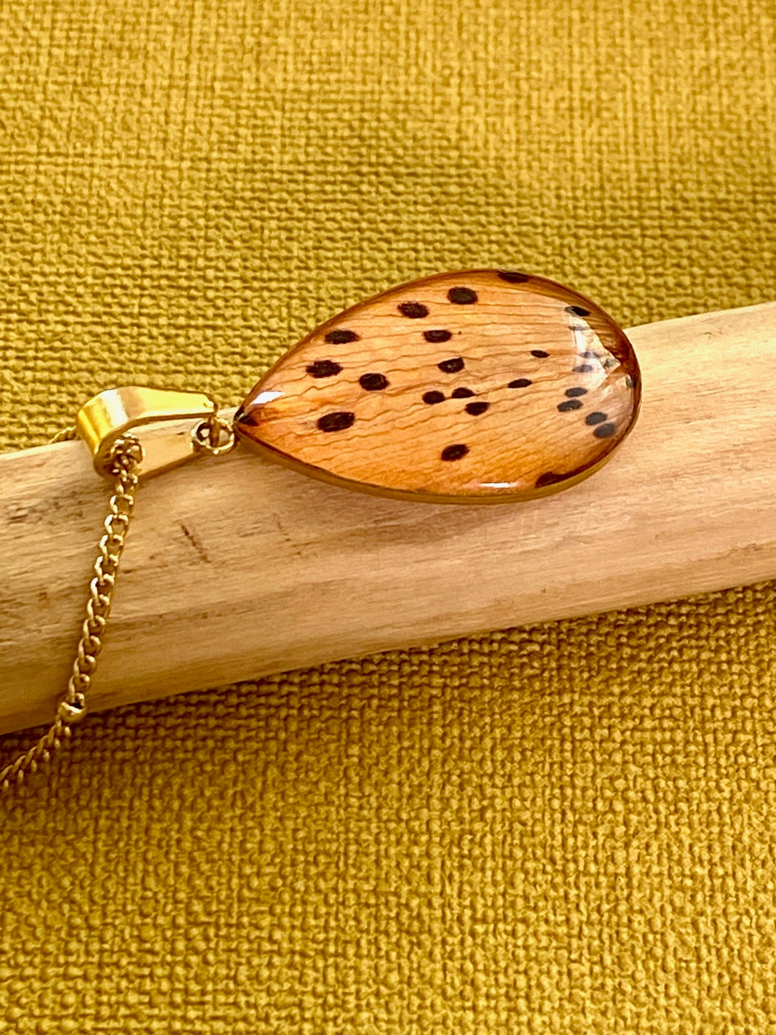 Handgemaakte oranje en zwart lelie blad in gold plated druppelhanger