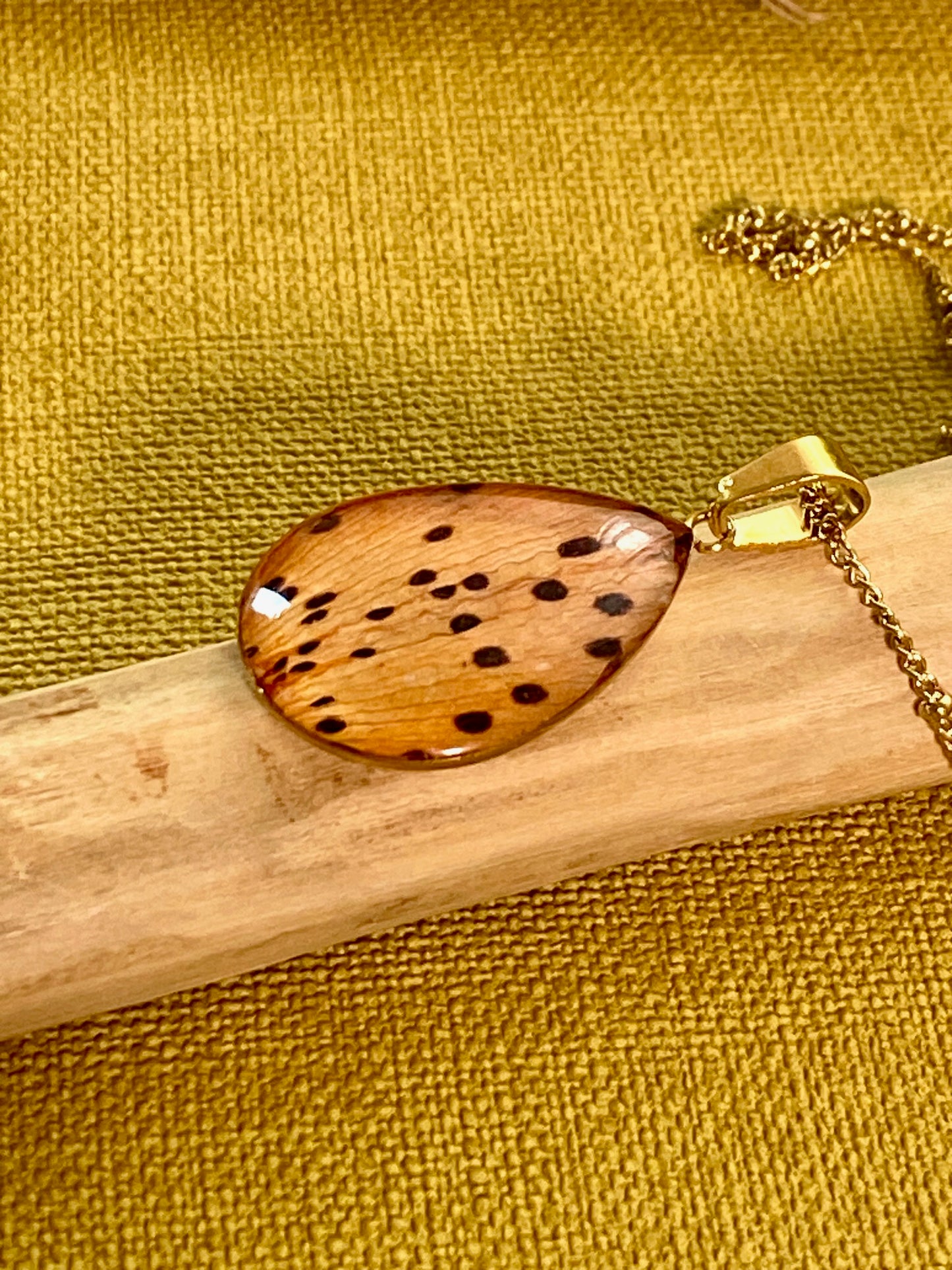 Oranje lelie blad in gold plated botanische druppelhanger, handgemaakt