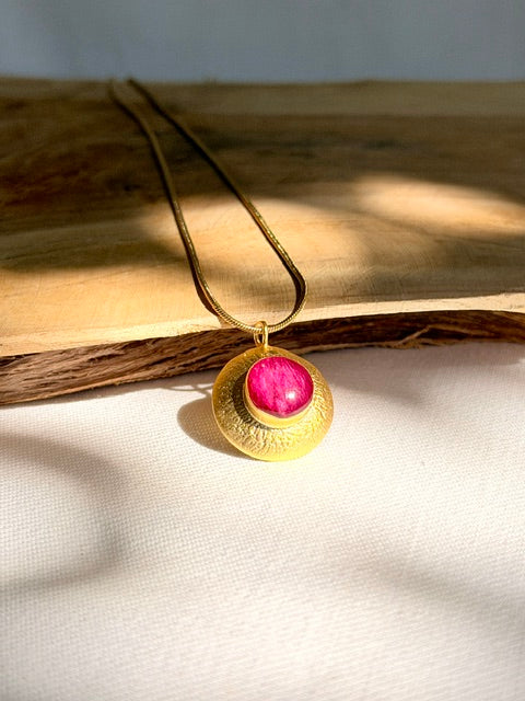 Rozenblad hanger, diep roze - 22 karaats verguld
