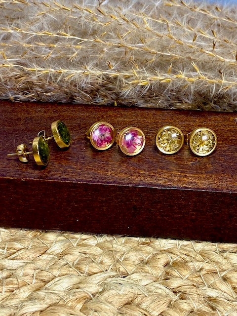gold plated oorstekers met echte bloemen en planten