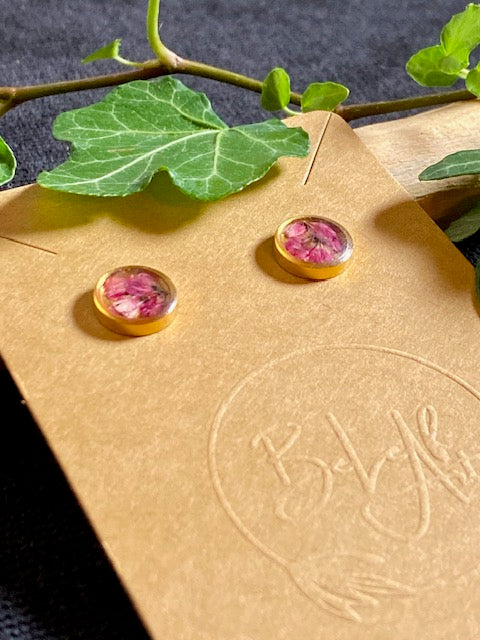 gold plated oorstekers met echte bloemen