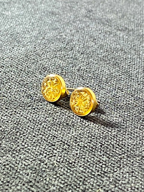 gold plated oorstekers met witte schermbloemen