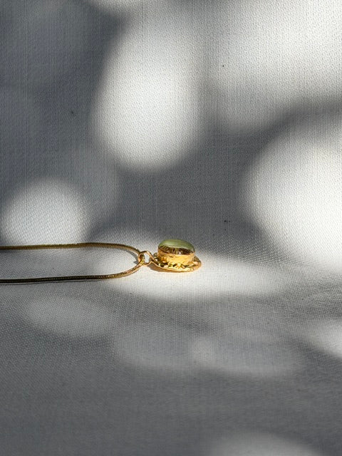 Groen varenblad in 22k vergulde hanger