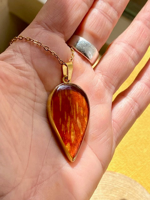 Unieke druppelhanger (verguld 24k) met berkenbast.