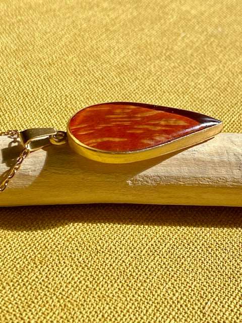 Vergulde (24k) druppel hanger met bruine berkenbast.
