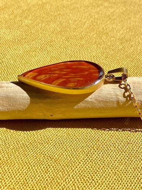 Vergulde (24k) druppel hanger met bruine berkenbast.