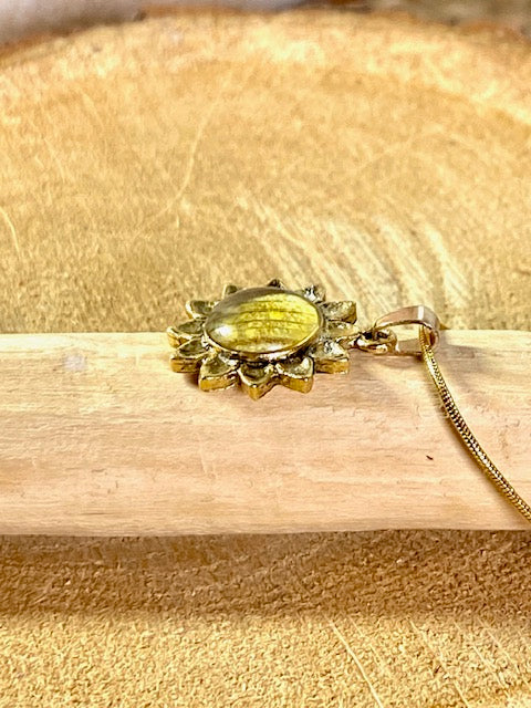 vergulde bloem hanger met zonnebloemblad