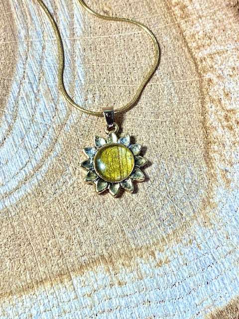 vergulde bloem ketting met zonnebloemblad