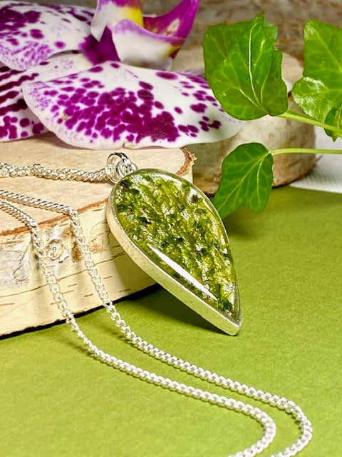 handgemaakte verzilverde druppelhanger met echt mos in 3 kleuren groen, gegoten in kunsthars