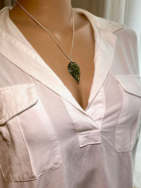 handgemaakte verzilverde ketting met echt mos in 3 kleuren groen, gegoten in kunsthars