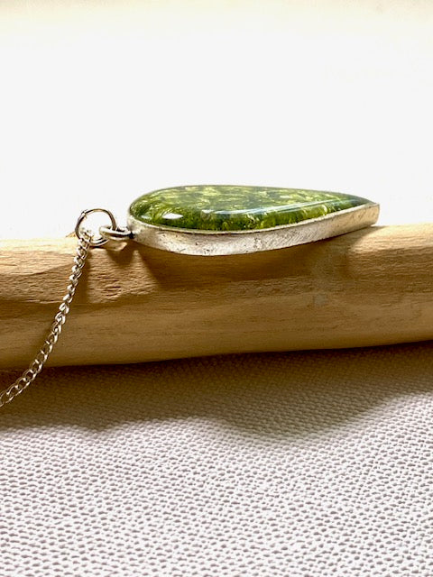 handgemaakte verzilverde druppelhanger met echt mos in 3 kleuren groen, gegoten in kunsthars