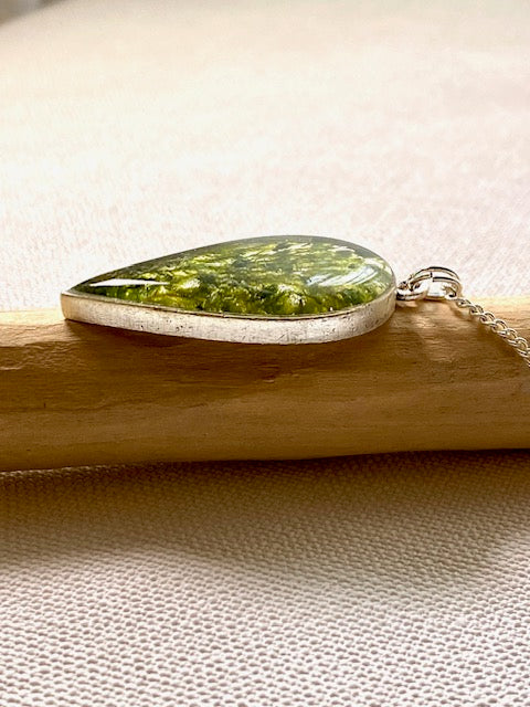 handgemaakte verzilverde druppelhanger met echt mos in 3 kleuren groen, gegoten in kunsthars
