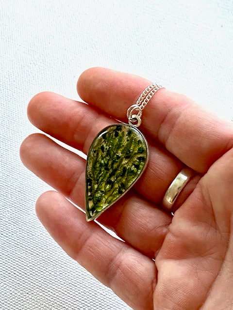 handgemaakte verzilverde druppelhanger met echt mos in 3 kleuren groen, gegoten in kunsthars