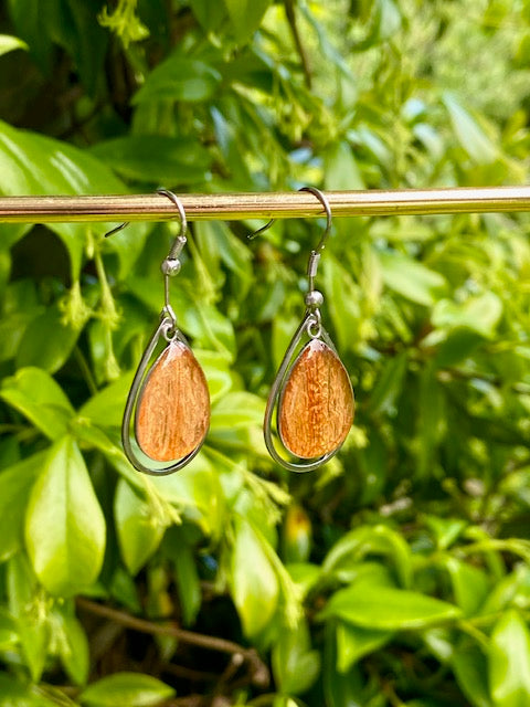botanische oorhangers met echt blad van lelie