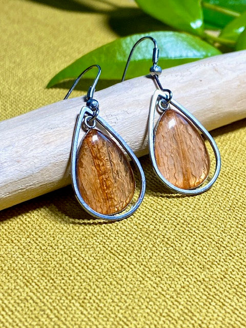 sustainable handmade earrings with dried flowers
