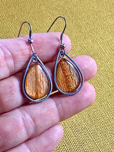 sustainable handmade earrings with dried flowers
