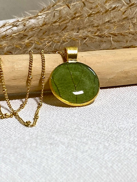 Handgemaakte ketting met groen blad in goudkleurige hanger