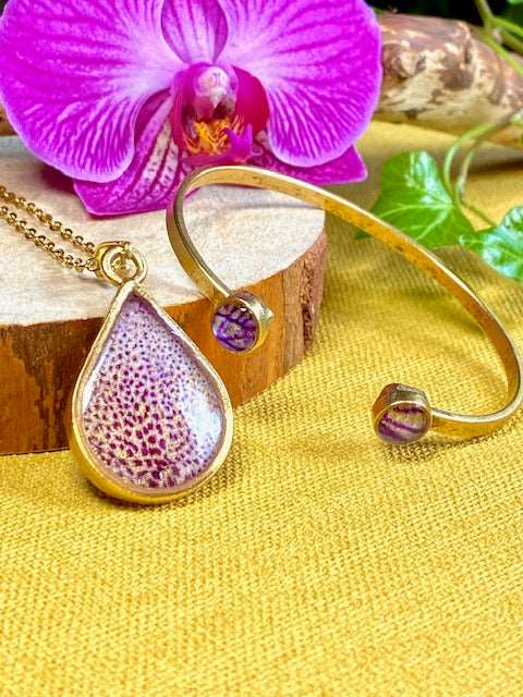 Vergulde (24k goud) brass druppel hanger met blad van echte orchidee.