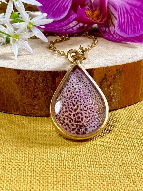 Vergulde (24k goud) brass druppel hanger met blad van echte orchidee.