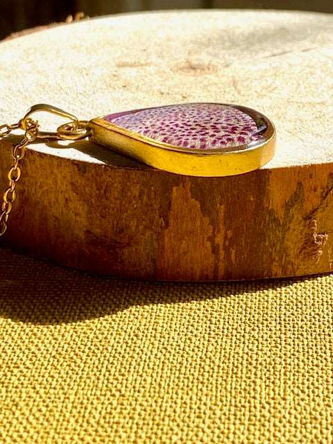 Vergulde (24k goud) brass druppel hanger met blad van echte orchidee.