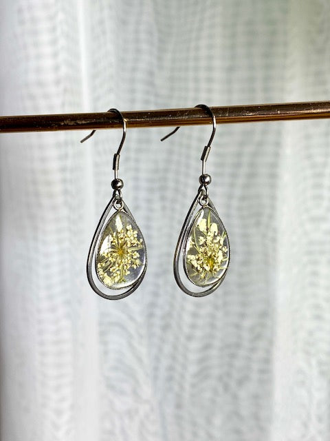 Drop earrings with white umbellifers - color silver