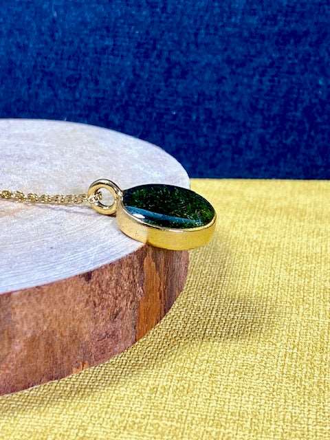 Vergulde (24k) hanger gevuld met donkergroen echt mos.
