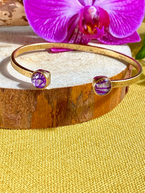 Vergulde (24k goud) botanische armband gevuld met details van een Orchidee.