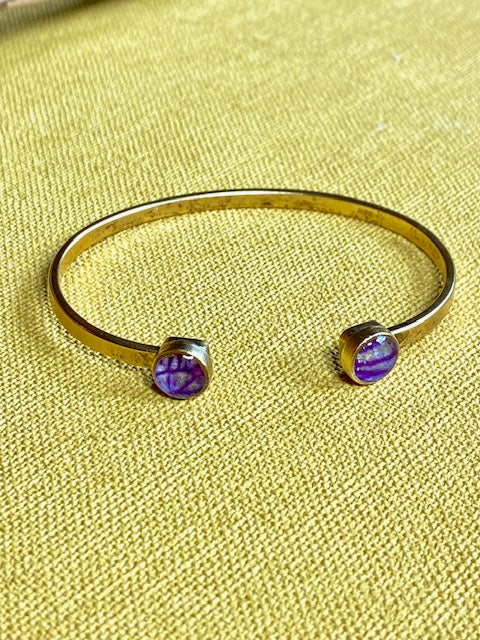 Vergulde (24k goud) botanische armband gevuld met details van een Orchidee.