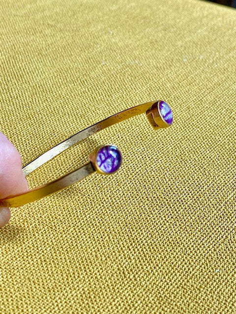 Vergulde (24k goud) botanische armband gevuld met details van een Orchidee.
