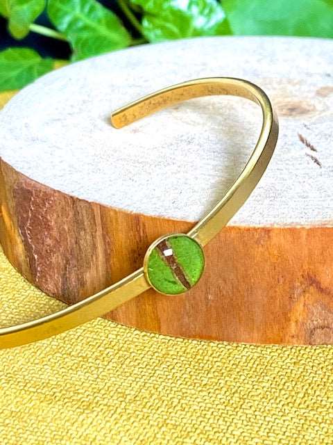 botanische vergulde armband met detail van varenblad in kunsthars