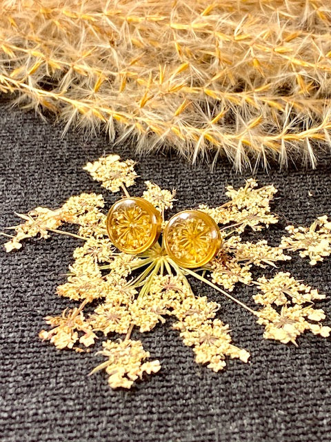 gold plated botanische oorstekers met witte schermbloemen
