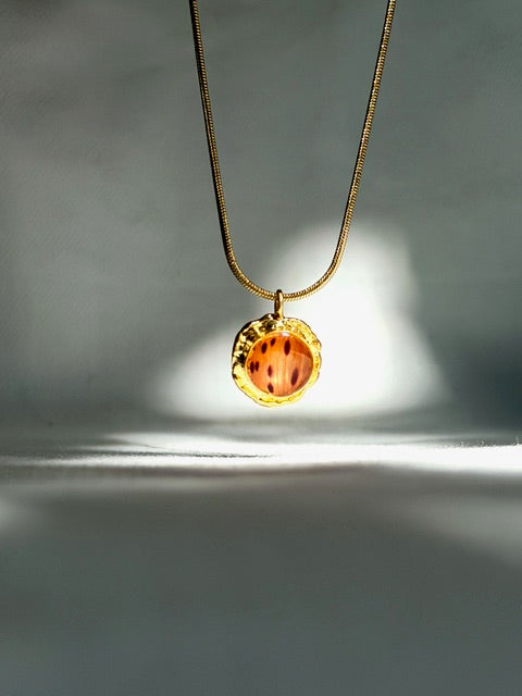 botanische hanger, 22k verguld,  met oranje tijgerlelie detail gegoten in resin, hars BeLeaf Art