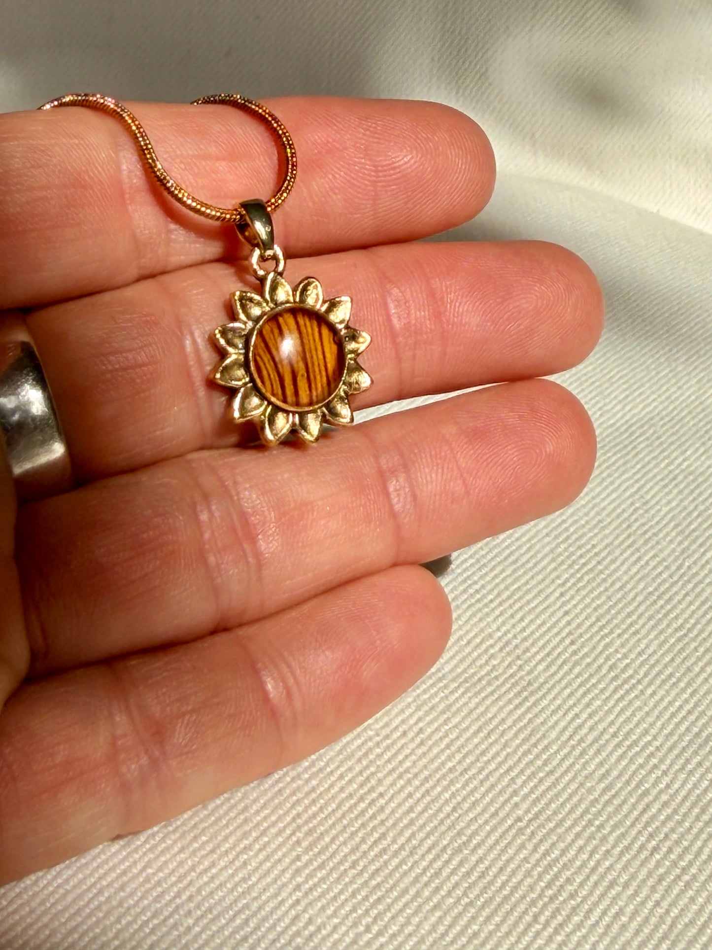 Trompetbloem in vergulde (24k) hanger.