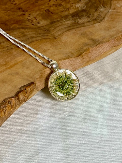 Witte klaverbloem in zilverkleurige hanger
