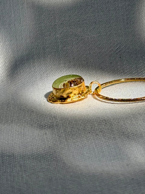 Groen varenblad in 22k vergulde hanger