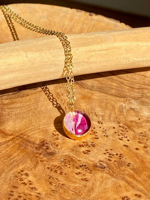Gold plated (18k op brass) rond hangertje met geboortebloem roos.
