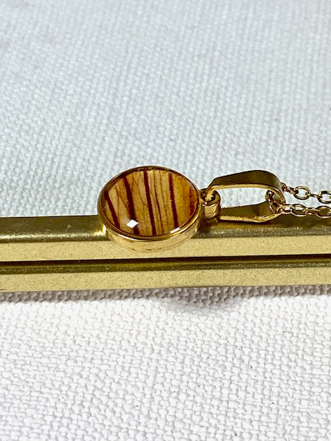 handgemaakt gold plated hanger met natuurlijk design 