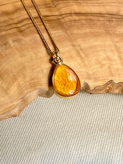 Gouden kleine druppelhanger met detail van oranje Azalea | uniek patroon