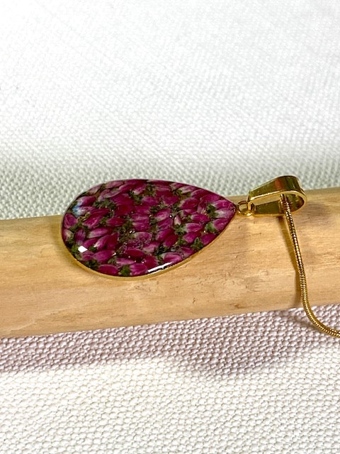 handgemaakte botanische gold plated druppelhanger met roze heide, gegoten in kunsthars