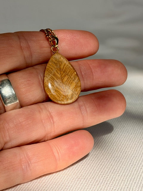 Botanische druppelhanger, goud, met echt beige blad en zichtbare nerven van BeLeaf Art