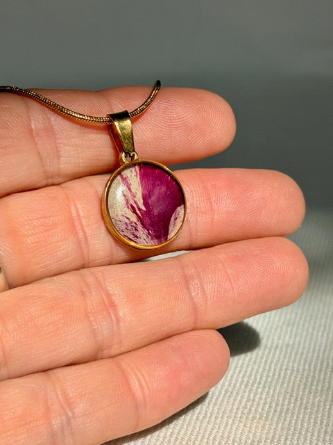 Gold plated hanger met echt rozenblad in donker en licht roze van BeLeaf Art