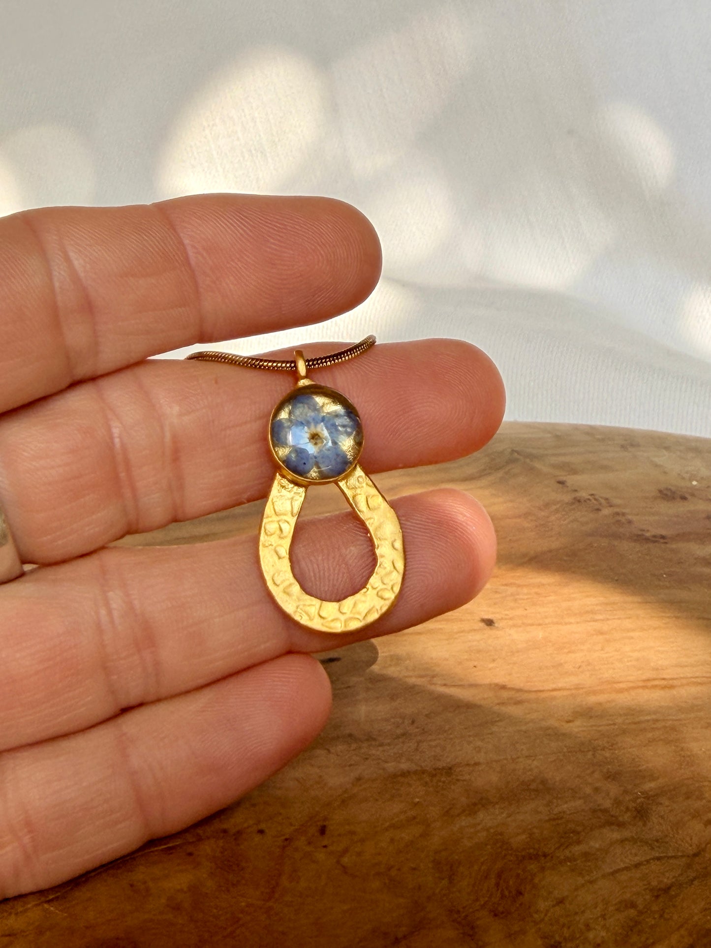 Open druppel hanger met echt blauw vergeet me nietje - 22k verguld