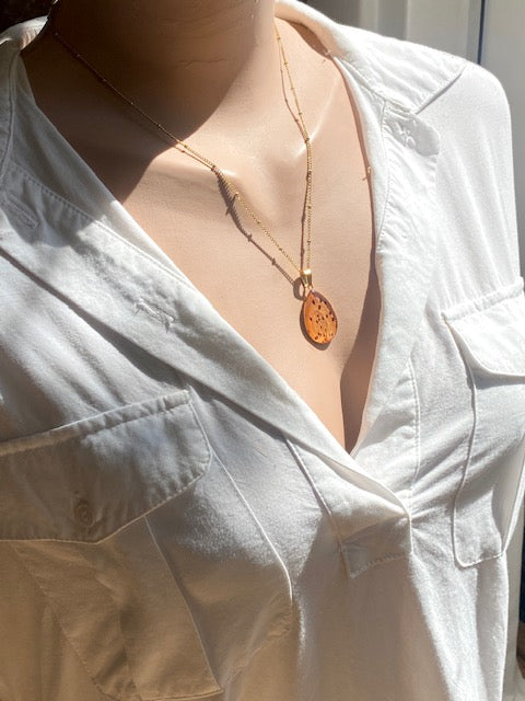 handgemaakte botanische ketting met gedroogd blad van tijgerlelie 