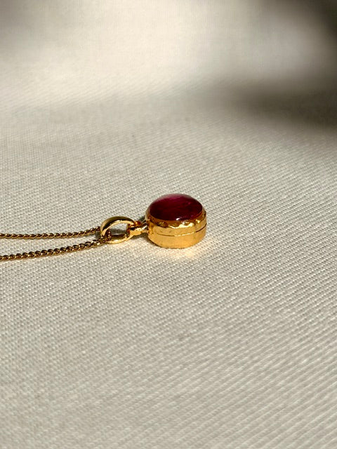 Hangertje met dieproze rozenblad - 22k verguld, 10mm