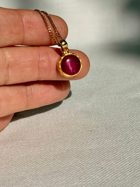 Hangertje met dieproze rozenblad - 22k verguld, 10mm